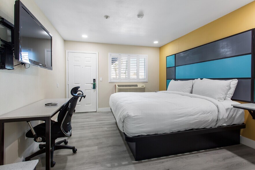 More Photos Of 15765 Mojave Dr, Victorville Hotel For Sale