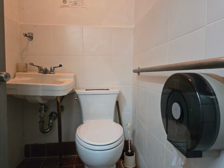 More Photos Of 29 Glen St, Glen Cove Storefront Retail Office For Lease