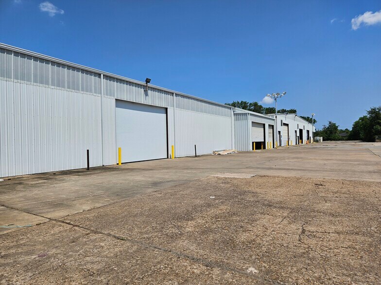 More Photos Of 14730 Yarberry St, Houston Unknown For Lease