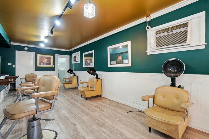 More Photos Of 2336 Northmoor Dr, Springfield Freestanding For Sale