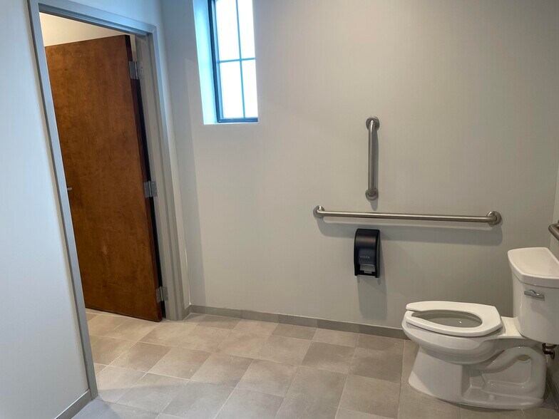 More Photos Of 1914 W Morehead St, Charlotte Office For Sale