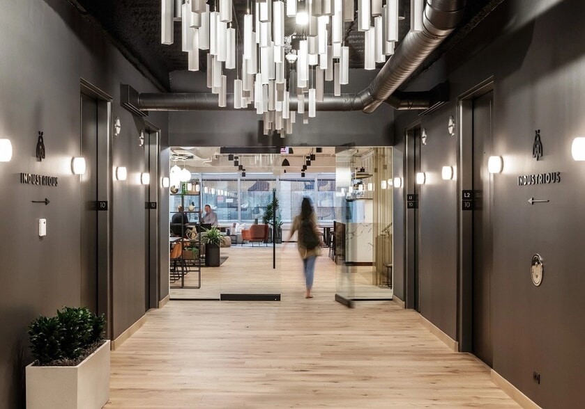 More Photos Of 500 W Madison St, Chicago Coworking Space
