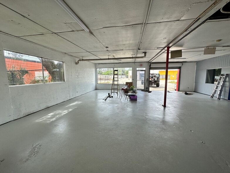 More Photos Of 2466 Lafayette St, Fort Myers Freestanding For Lease