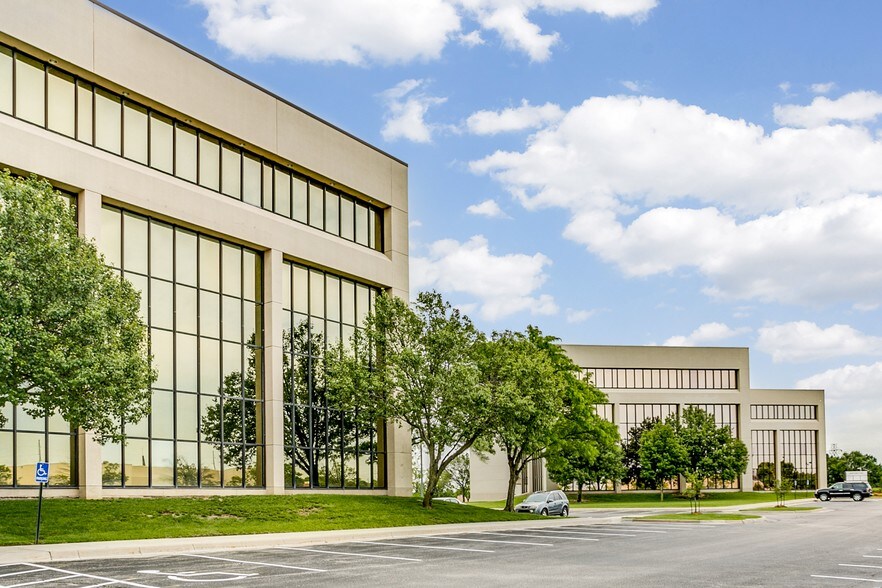 More Photos Of 2024 N Woodlawn St, Wichita Office For Lease