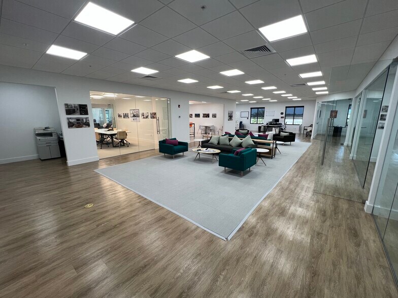 More Photos Of 10455 Riverside Dr, Palm Beach Gardens Flex For Lease