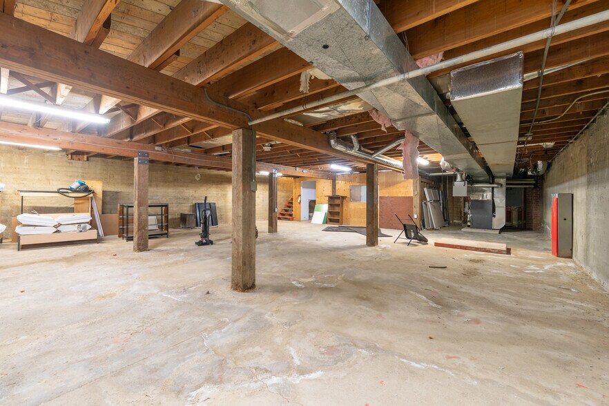 More Photos Of 5007 50 St, Lloydminster Office For Sale