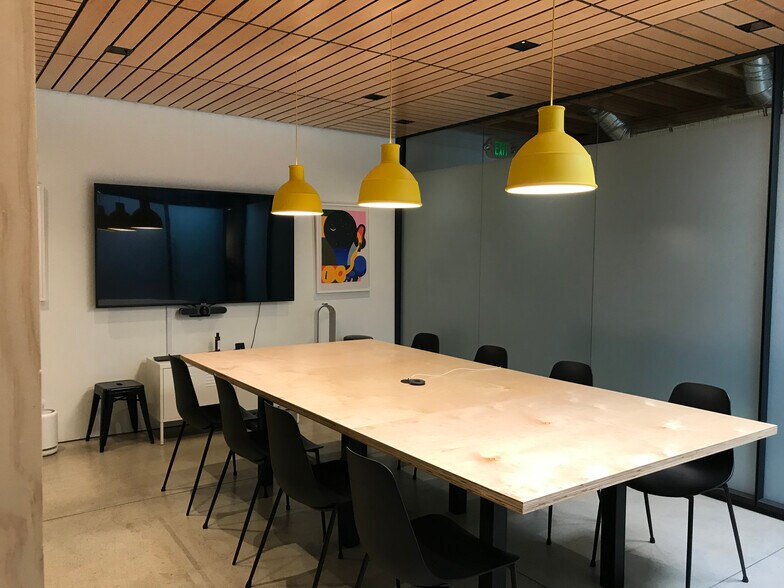 More Photos Of 9014 Lindblade St, Culver City Showroom For Lease