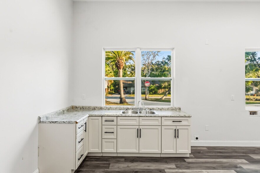 More Photos Of 2726 6th Ave W, Bradenton Serviced Offices For Sale