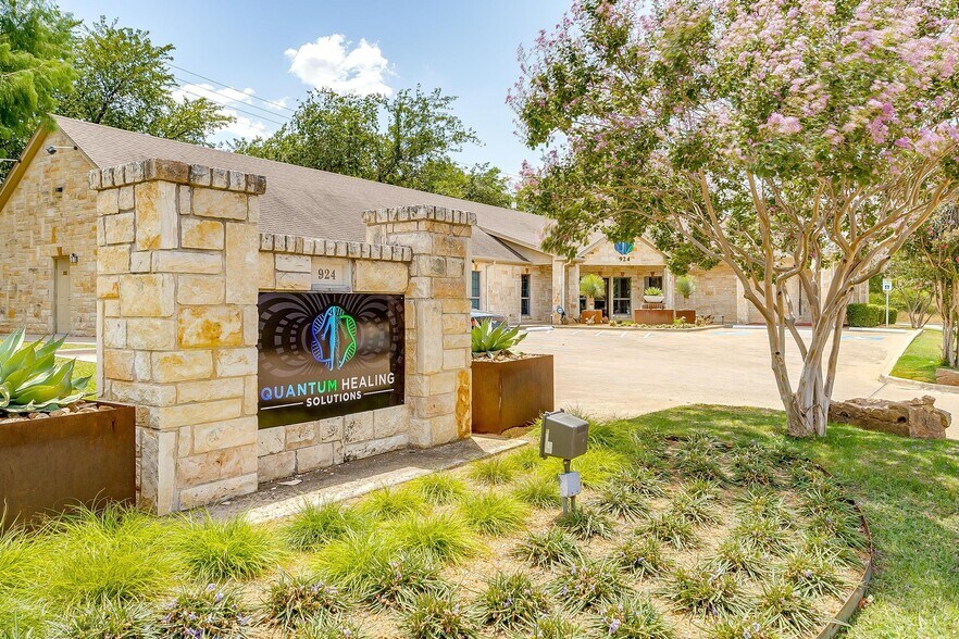 More Photos Of 924 Foster Ln, Weatherford Medical For Lease