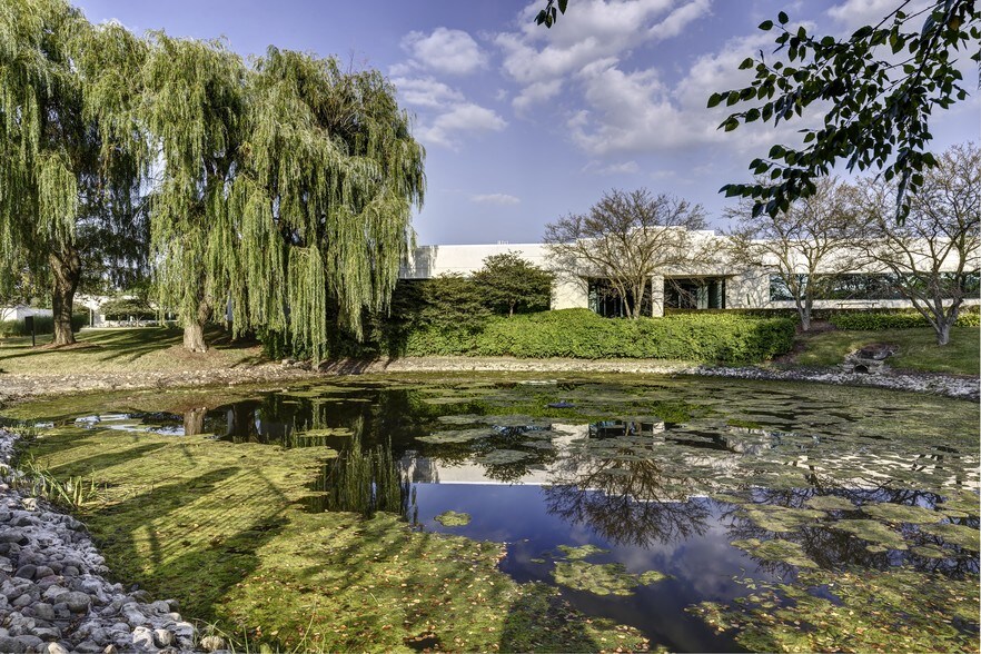 More Photos Of 1000-1080 Parkview Blvd, Lombard Research And Development For Lease