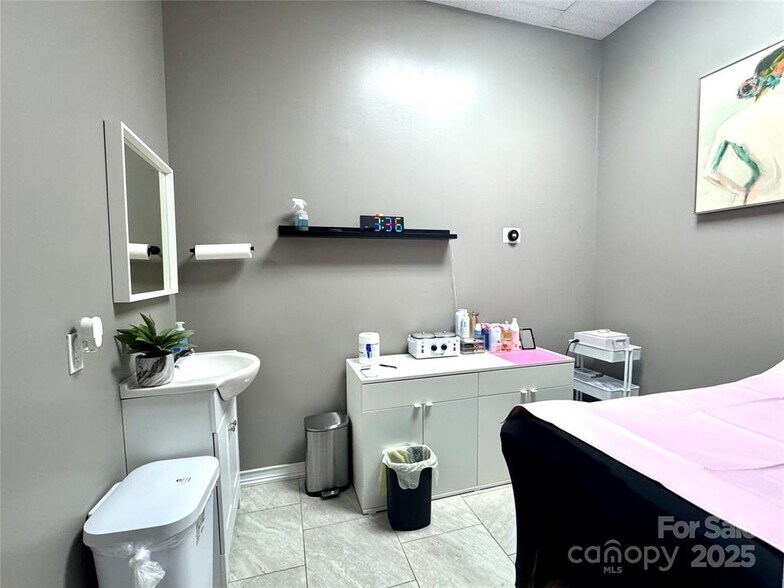 More Photos Of 110 Charleston Dr, Mooresville Office For Sale