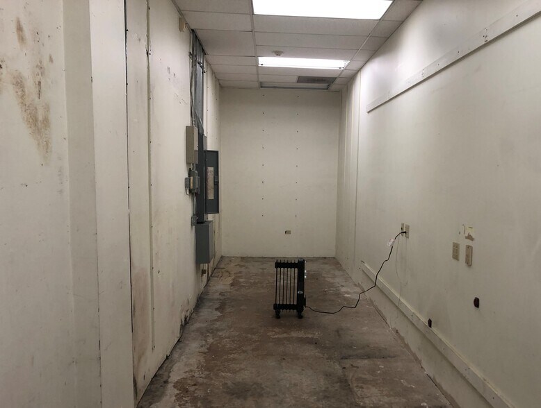 More Photos Of 8727-8735 S Cicero Ave, Hometown Unknown For Lease