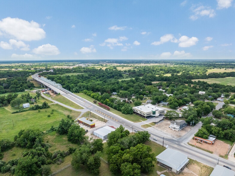 More Photos Of 621 W Travis St, La Grange Carwash For Sale