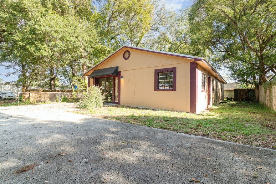 More Photos Of 2516 S Sanford Ave, Sanford Convenience Store For Sale