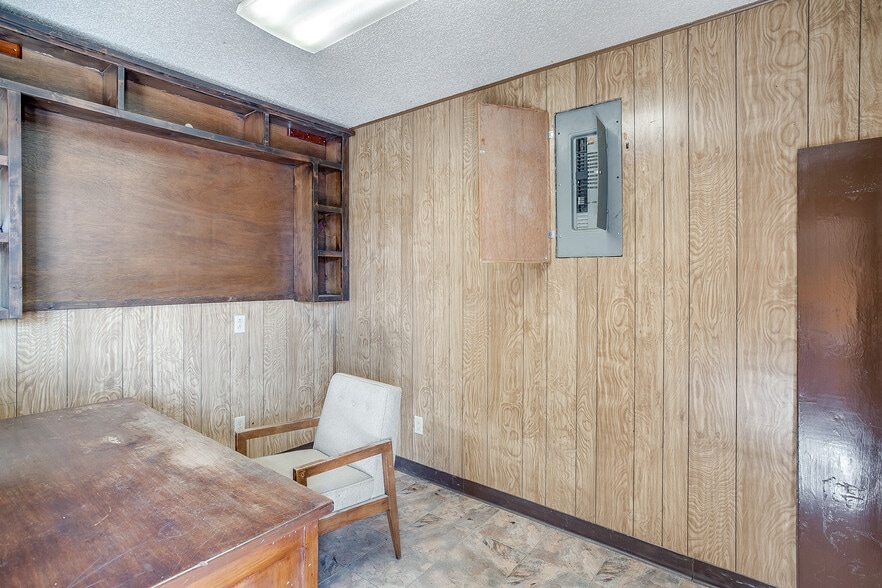 More Photos Of 1841 W Division St, Arlington Warehouse For Sale