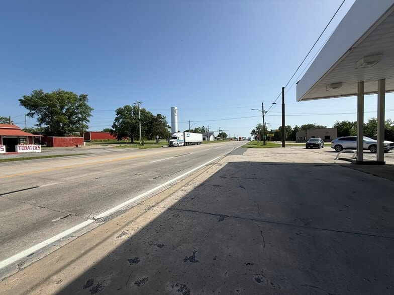 More Photos Of 319 Choctaw Ave, Savanna Convenience Store For Sale