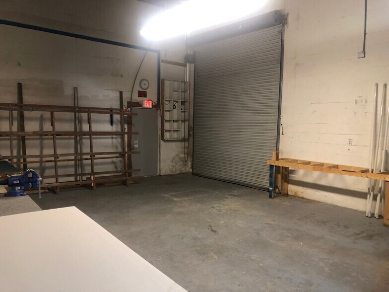 More Photos Of 18508-18510 US Highway 19, Hudson Light Manufacturing For Lease