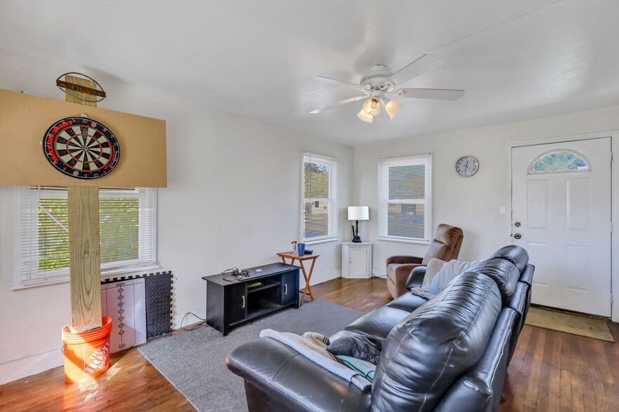 More Photos Of 2203 Skidaway Rd, Savannah Freestanding For Sale