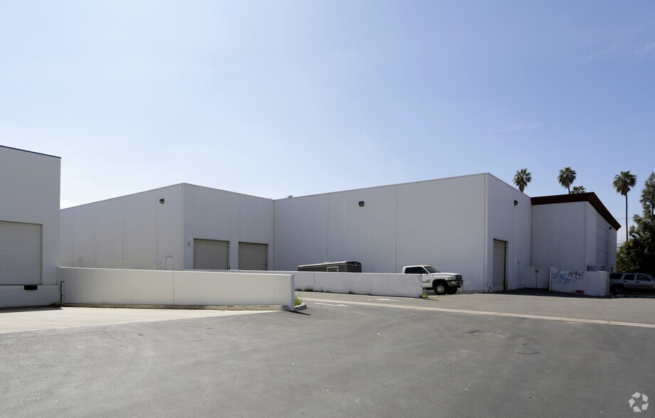 More Photos Of 3755 Lincoln St, Riverside Warehouse For Lease