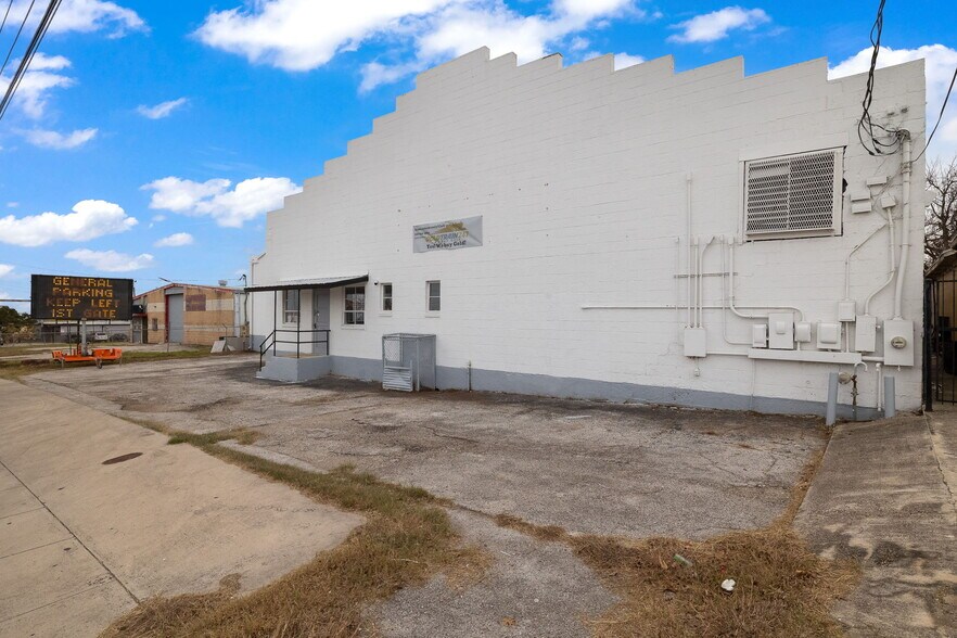 More Photos Of 2930 E Houston St, San Antonio Industrial For Sale
