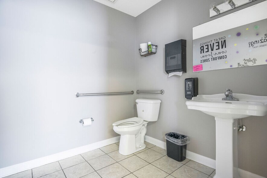 More Photos Of 217-219 Station St, Jacksonville Medical For Lease