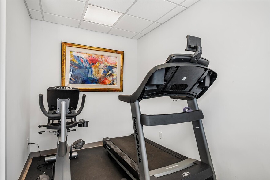 More Photos Of 25 Willowdale Ave, Port Washington Office For Sale