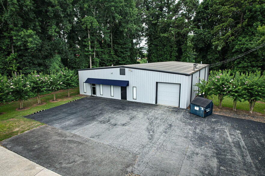 More Photos Of 505 Industrial Dr, Woodstock Mixed Retail For Sale