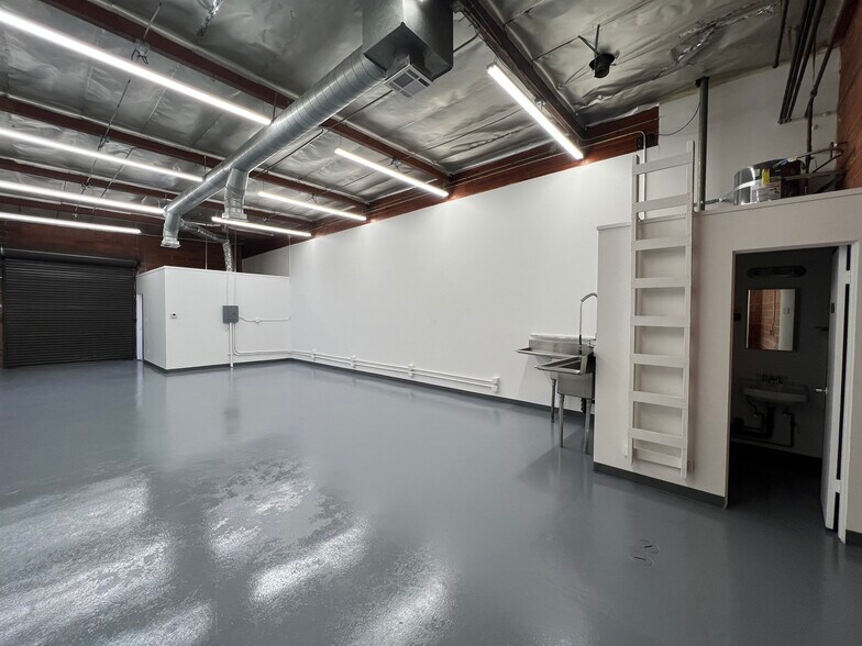 More Photos Of 7411 Laurel Canyon Blvd, North Hollywood Warehouse For Lease