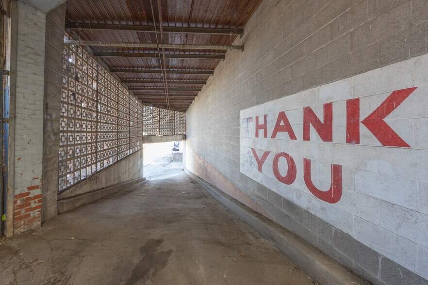 More Photos Of 10401 E US Highway 24, Independence Flex For Sale