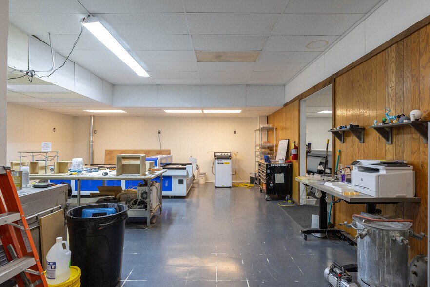 More Photos Of 1060 1st Ave NE, Gravette Industrial For Lease