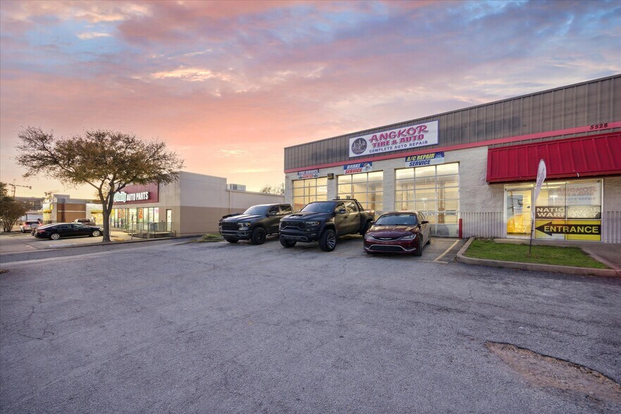 More Photos Of 5528 N Lamar Blvd, Austin Auto Repair For Lease