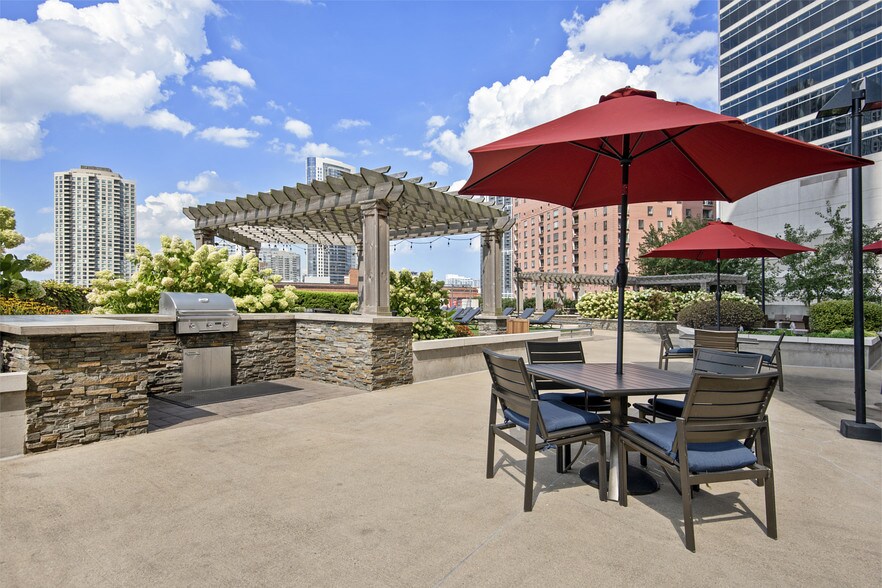 More Photos Of 300 N Canal St, Chicago Apartments For Lease