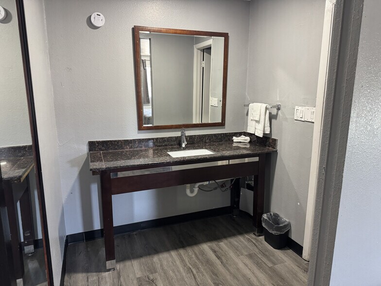 More Photos Of 100 Bulldog Blvd, Borger Hotel For Sale