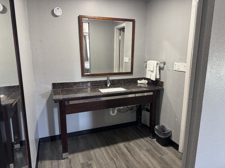 More Photos Of 100 Bulldog Blvd, Borger Hotel For Sale