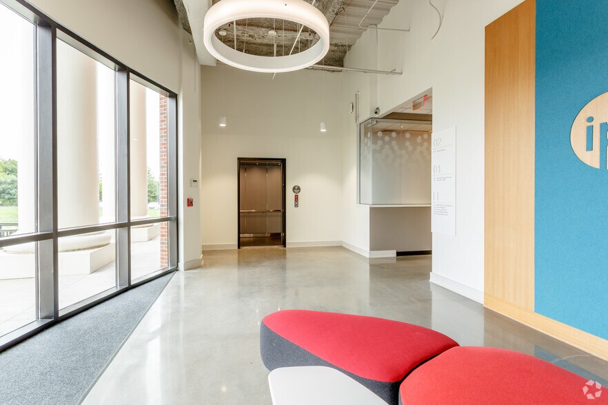 More Photos Of 393 Nichol Mill Ln, Franklin Office For Lease
