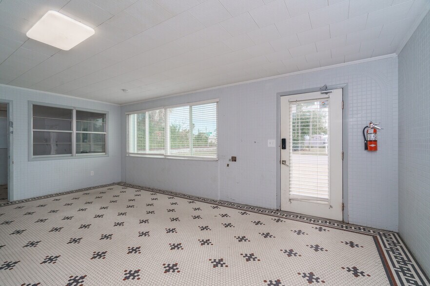 More Photos Of 1919 Drummond Ave, Panama City Distribution For Lease