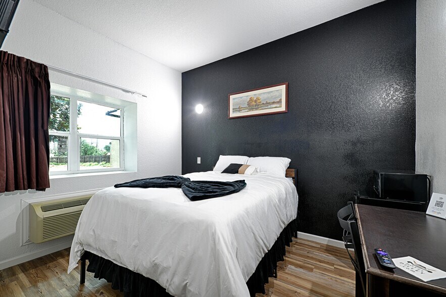 More Photos Of 110 S Main, Dilley Hotel For Sale