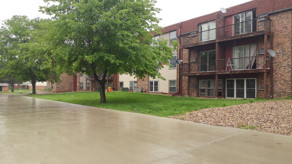 More Photos Of 600 Burton Ln, Fairmont Apartments For Sale