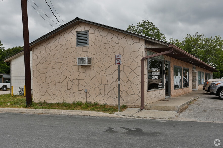More Photos Of 305-323 N Main St, Boerne Storefront Retail Office For Lease