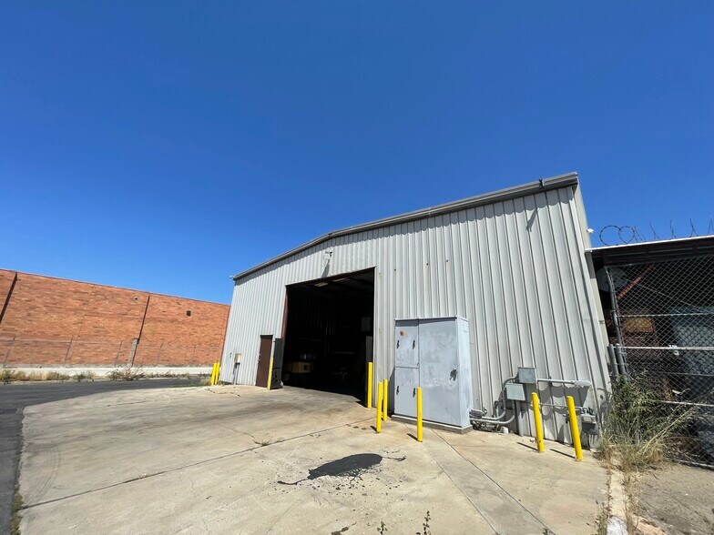 More Photos Of 1135 W Columbus St, Bakersfield Manufacturing For Sale