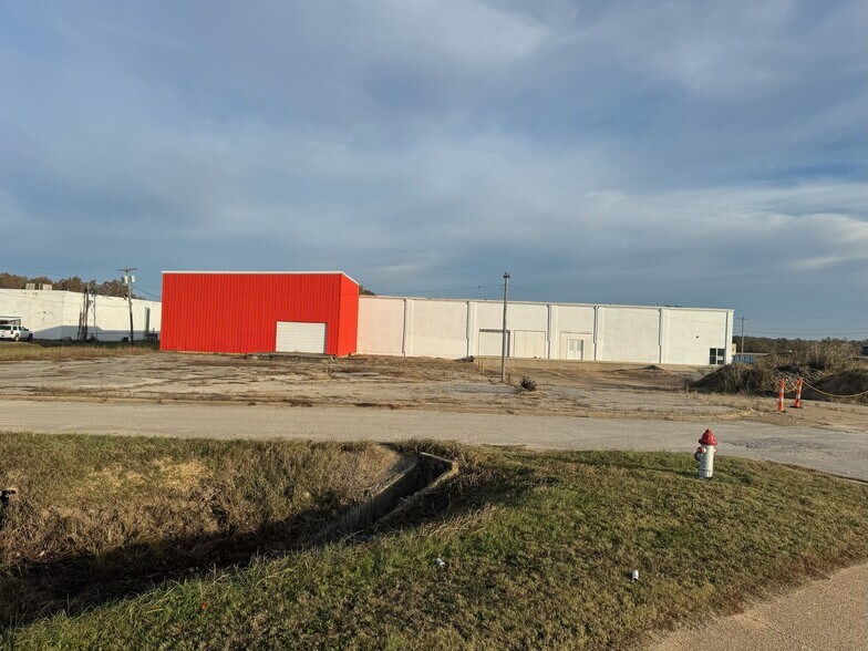 More Photos Of E Harper St, Poplar Bluff Warehouse For Lease