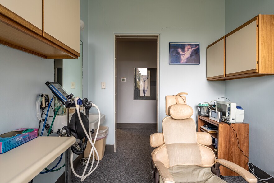 More Photos Of 430 W Stephenson St, Freeport Office For Sale