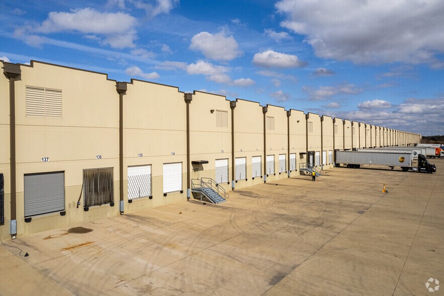 More Photos Of 2555 S Valley Pky, Lewisville Distribution For Lease