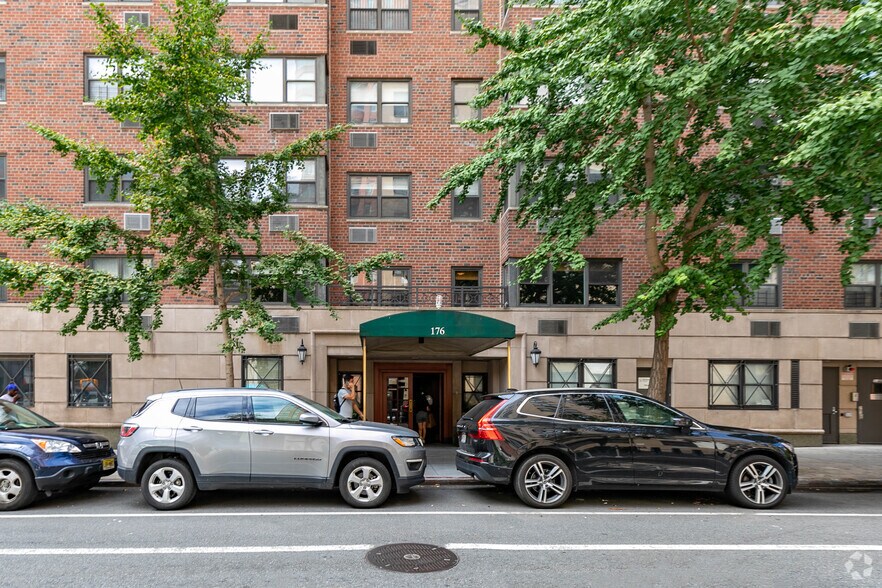 More Photos Of 1336 3rd Ave, New York Apartments For Lease