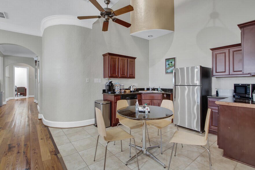 More Photos Of 12802 Willow Centre Dr, Houston Office For Sale