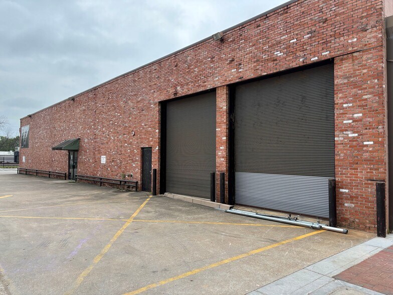 More Photos Of 201 N Pacific St, Conroe Freestanding For Lease