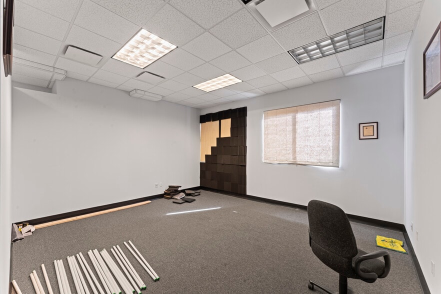 More Photos Of 23 Ryan St, Stamford Service For Sale