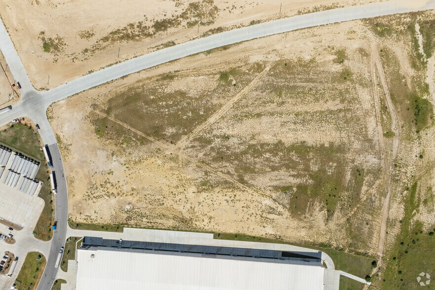 More Photos Of 15409 Fatima Dr, Laredo Industrial For Lease