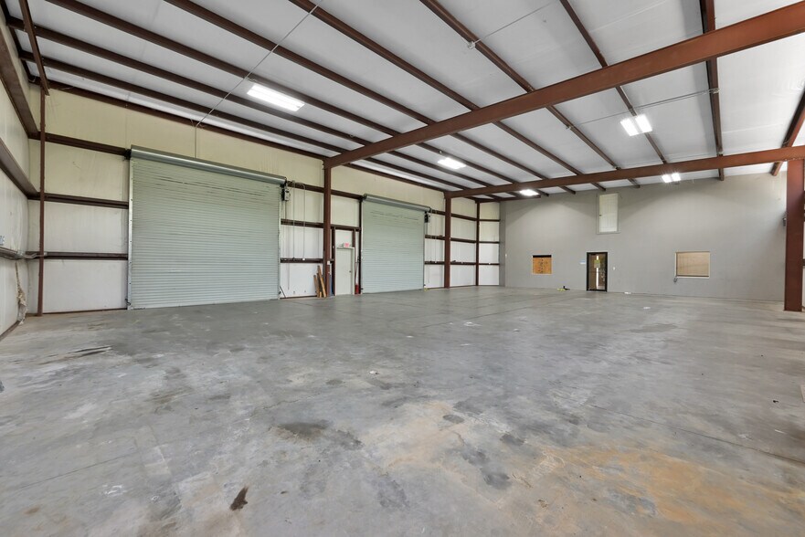 More Photos Of 1988-2000 Airport Rd, Conroe Unknown For Lease