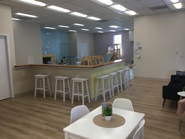 More Photos Of 15801 Oak Park Ave, Oak Forest Showroom For Lease